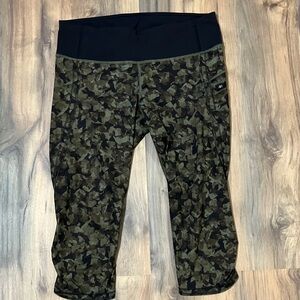 LULULEMON GREEN CAMO CAPRIS 
SIZE 8 EXCELLENT CONDITION